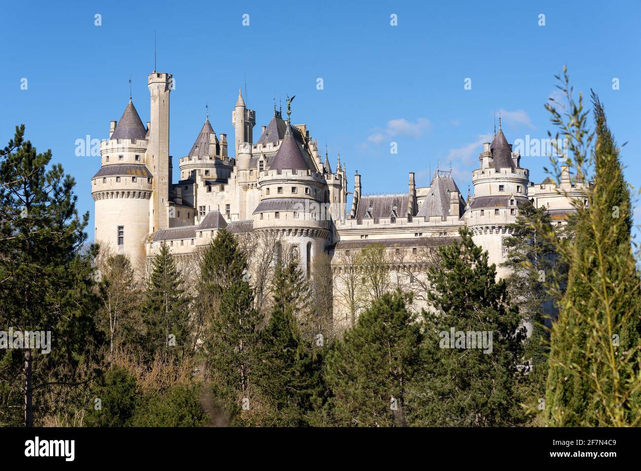 Il Castello di Pierrefonds è un'imponente fortezza situata ai margini della foresta di Compiègne, classificato come monumento storico dal 1862. Foto Stock