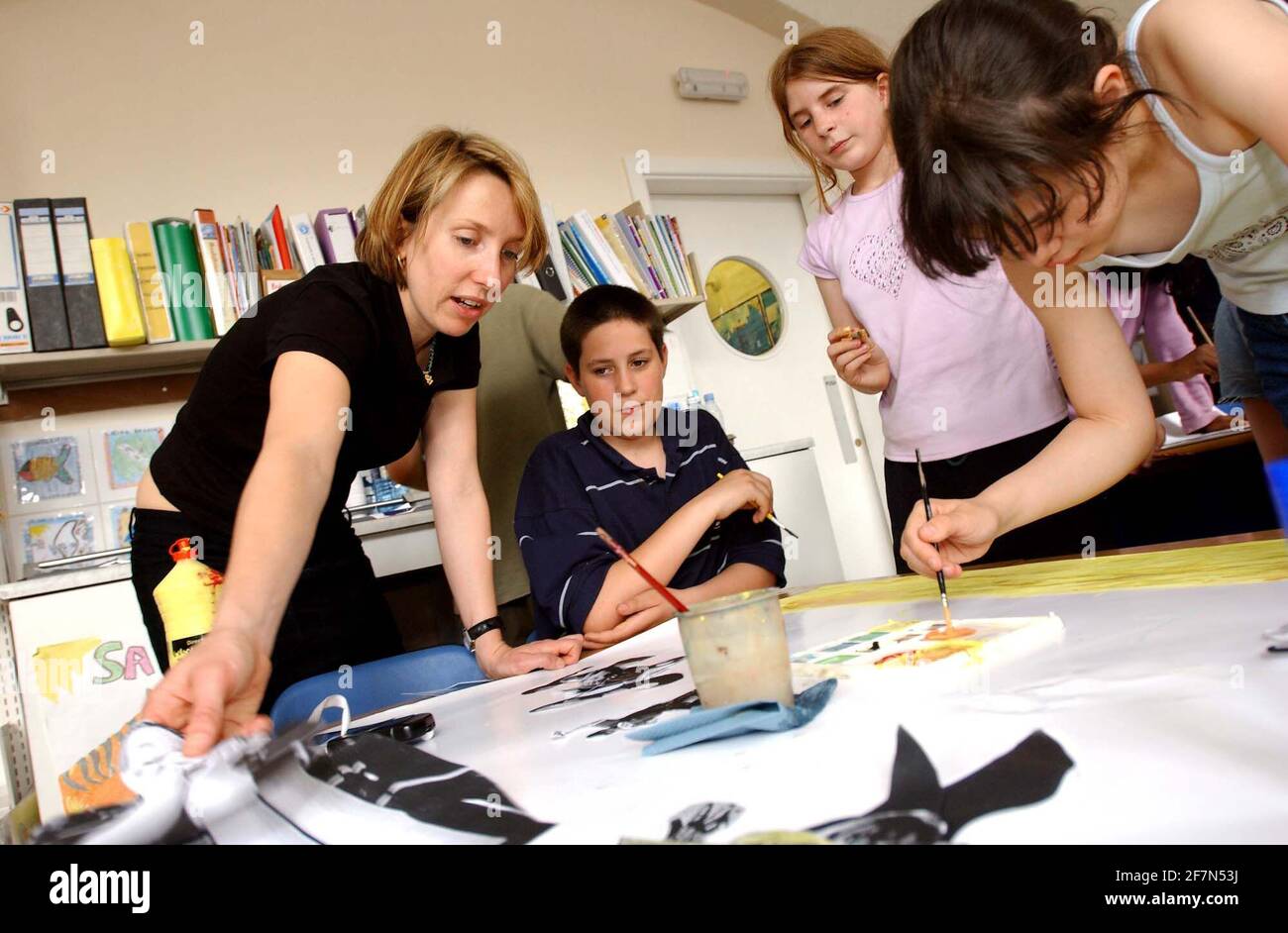 Artista contemporaneo Sam Taylor-Wood lavorando con i bambini del so-ho Parish Primary School sa parte della Big Arts Week.19 giugno 2002 foto Andy Paradise Foto Stock