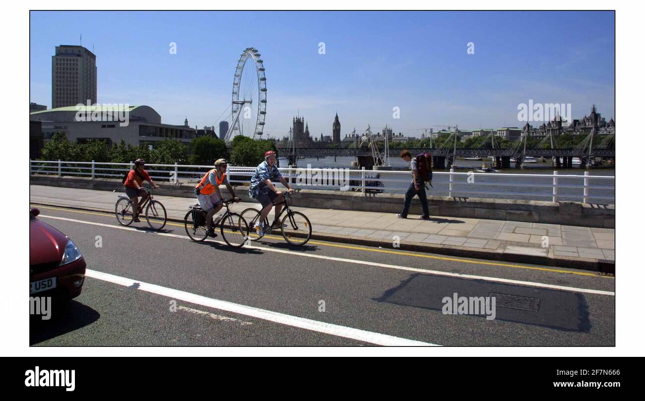 Cole Morton con istruttore di ciclo Steve Wagland (controllare l'ortografia) Fai un giro nel negozio di biciclette di Edwardes in Camberwell Road attraverso Elephant & Castle sul ponte di Waterloo in Soho.Pic David Sandison 13/6/2003 Foto Stock