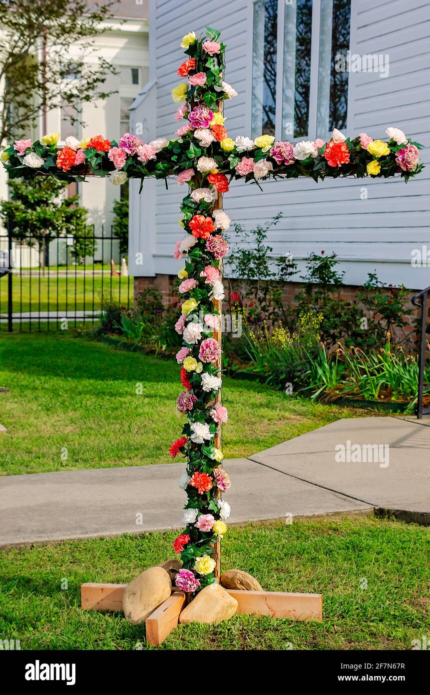 Una croce di fiori di Pasqua si trova di fronte alla Main Street United Methodist Church, 3 aprile 2021, a Bay Saint Louis, Mississippi. Foto Stock