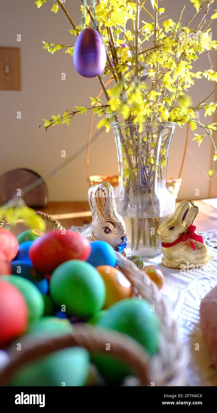 Decorazione pasquale con uova colorate, coniglietto pasquale, forsizia, e 'Mazanec', il pane speciale fatto per Pasqua Foto Stock