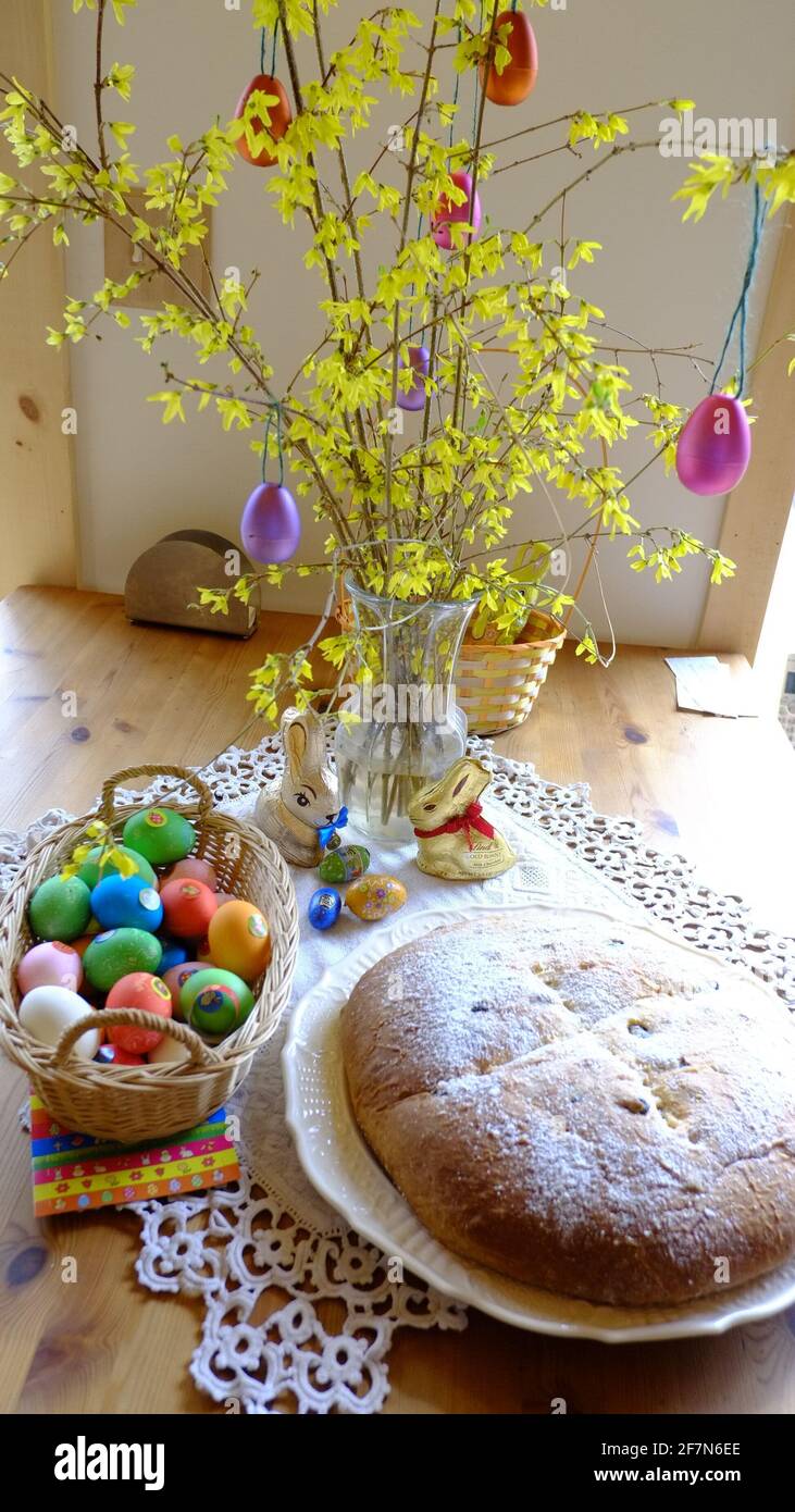 Decorazione pasquale con uova colorate, coniglietto pasquale, forsizia, e 'Mazanec', il pane speciale fatto per Pasqua Foto Stock
