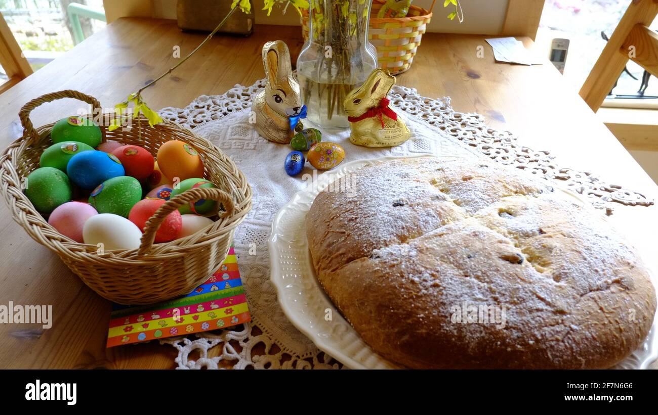 Decorazione pasquale con uova colorate, coniglietto pasquale, forsizia, e 'Mazanec', il pane speciale fatto per Pasqua Foto Stock