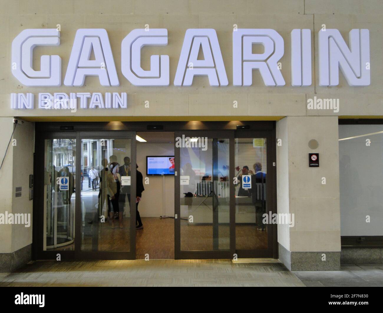 Svelando la statua a Yuri Gagarin, il primo uomo in cosmo presso il British Council Building di Londra, Regno Unito Foto Stock