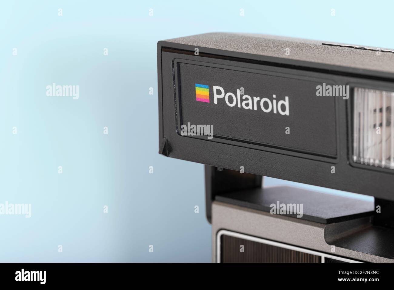 OURENSE, SPAGNA - 08 APRILE 2021: Retro Polaroid Instant camera su sfondo blu. Foto Stock