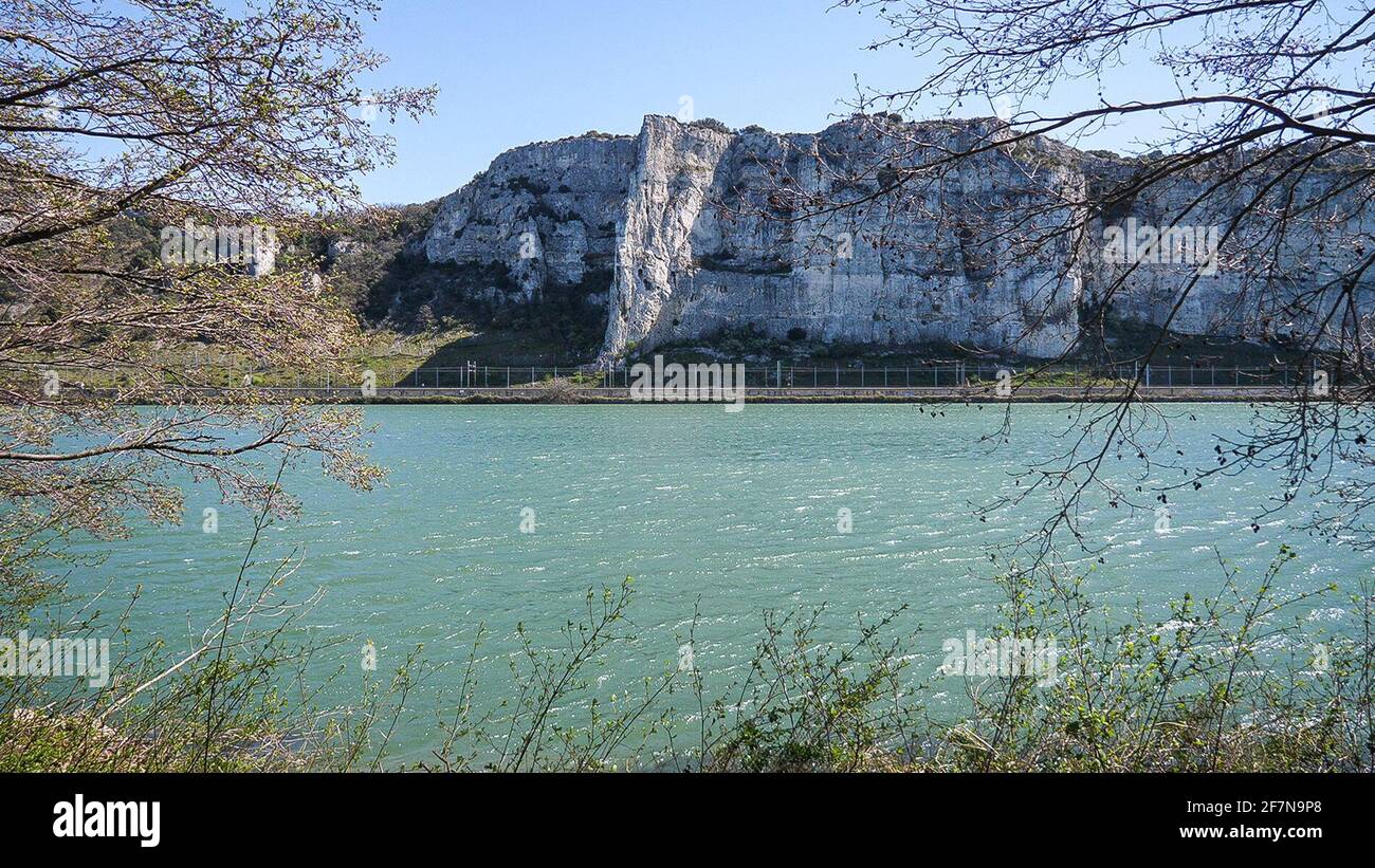 Scogliere lungo le rive del fiume Rodano, a sud di Viviers, Ardeche, Francia Foto Stock