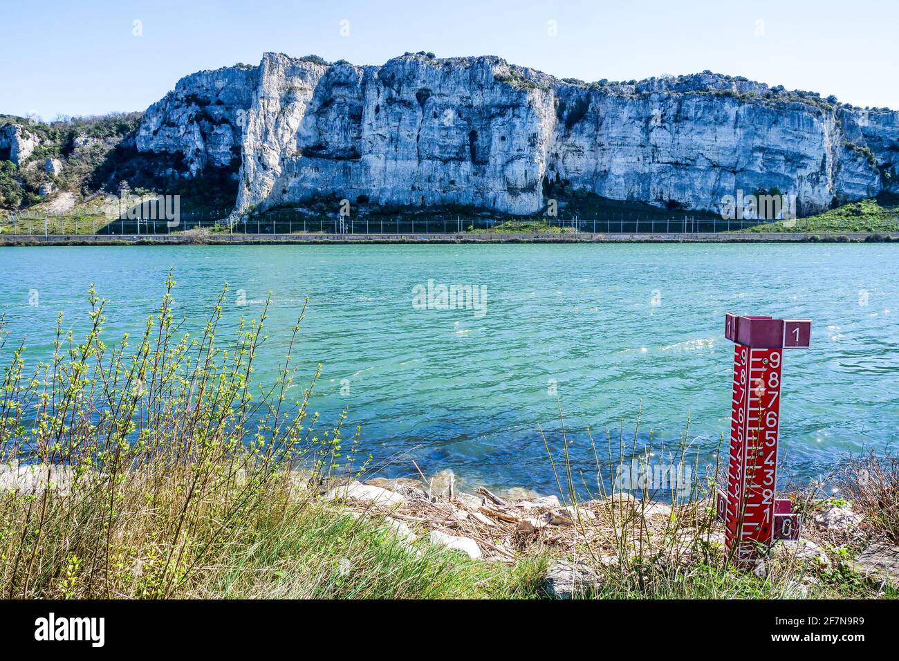 Scogliere lungo le rive del fiume Rodano, a sud di Viviers, Ardeche, Francia Foto Stock