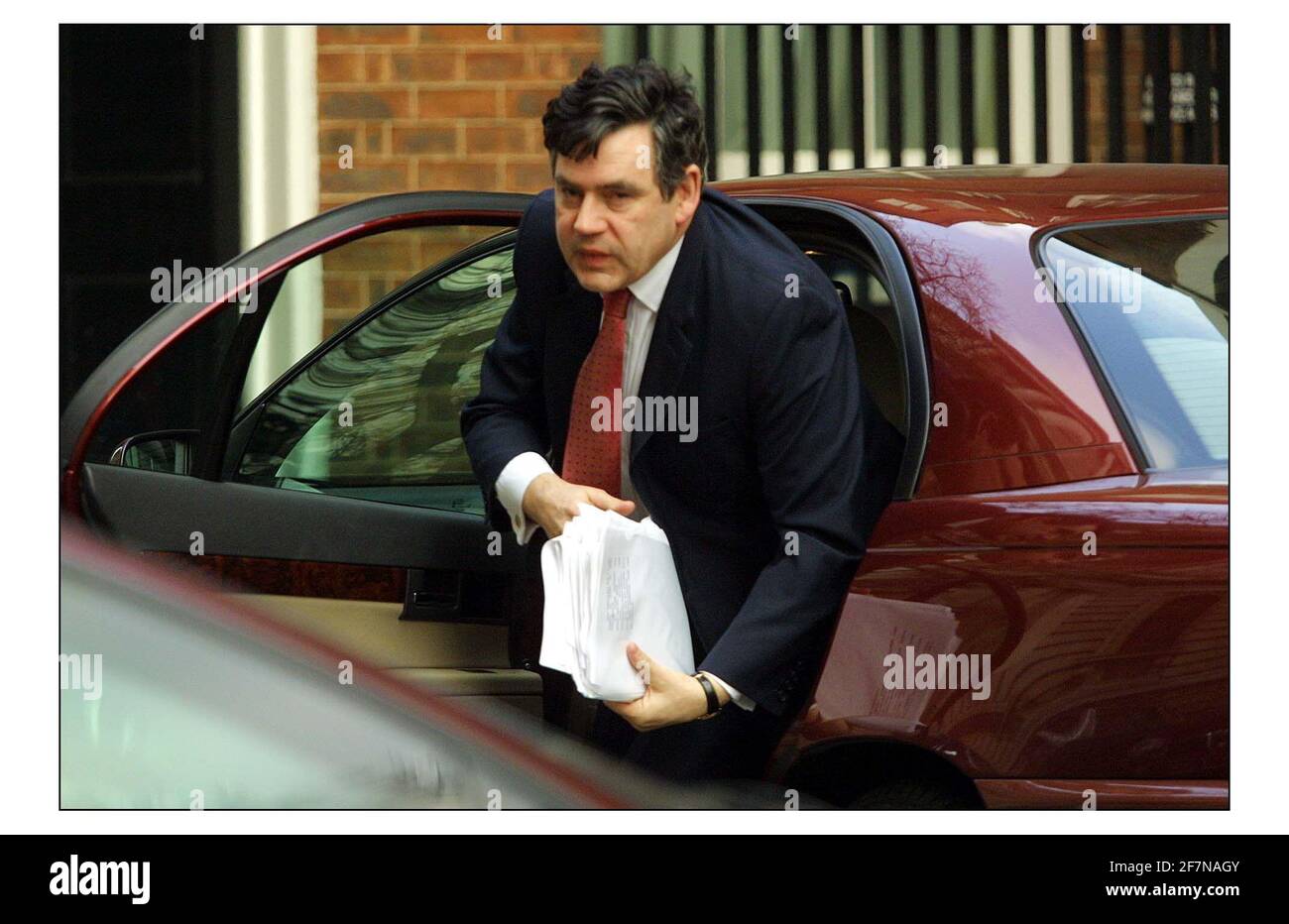 Gordon Brown in Downing Street oggi davanti al dibattito di guerra nei comuni. pic David Sandison 18/3/2003 Foto Stock