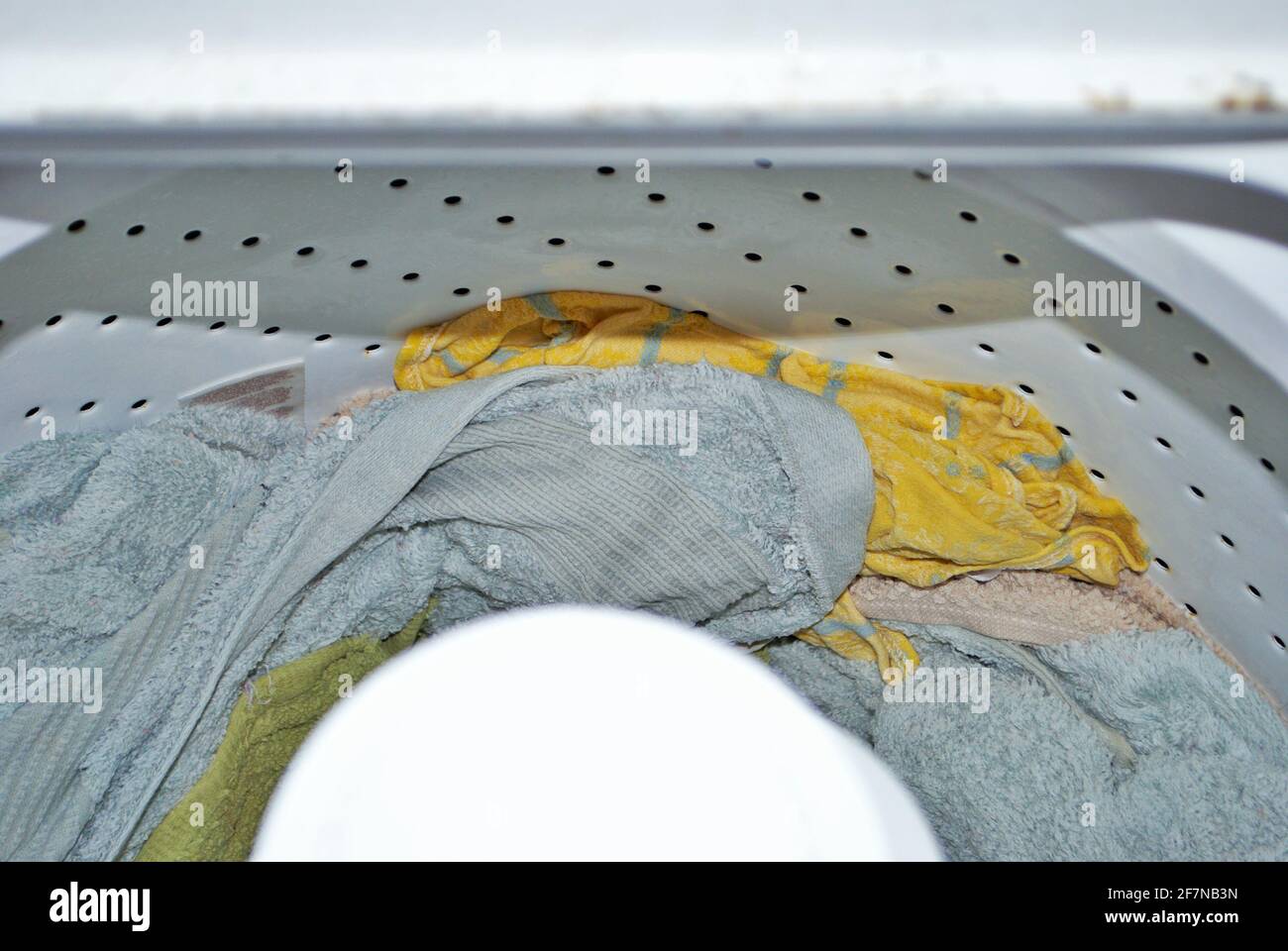 caricare gli asciugamani in una lavatrice dopo il lavaggio il ciclo è terminato Foto Stock