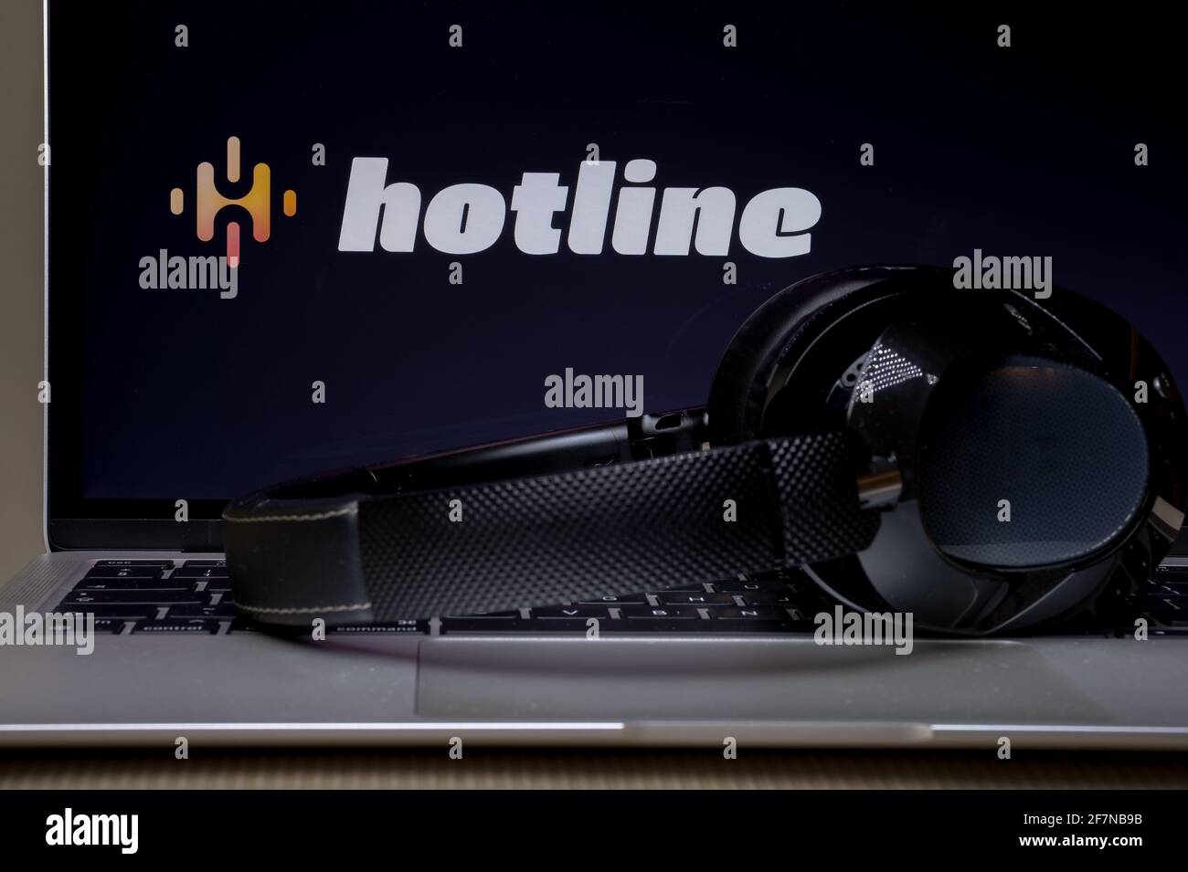 Logo dell'app hotline visualizzato sullo smartphone con le cuffie. Hotline platform è un nuovo drop in audio chat sviluppato da Facebook, concorrente di Clu popolare Foto Stock