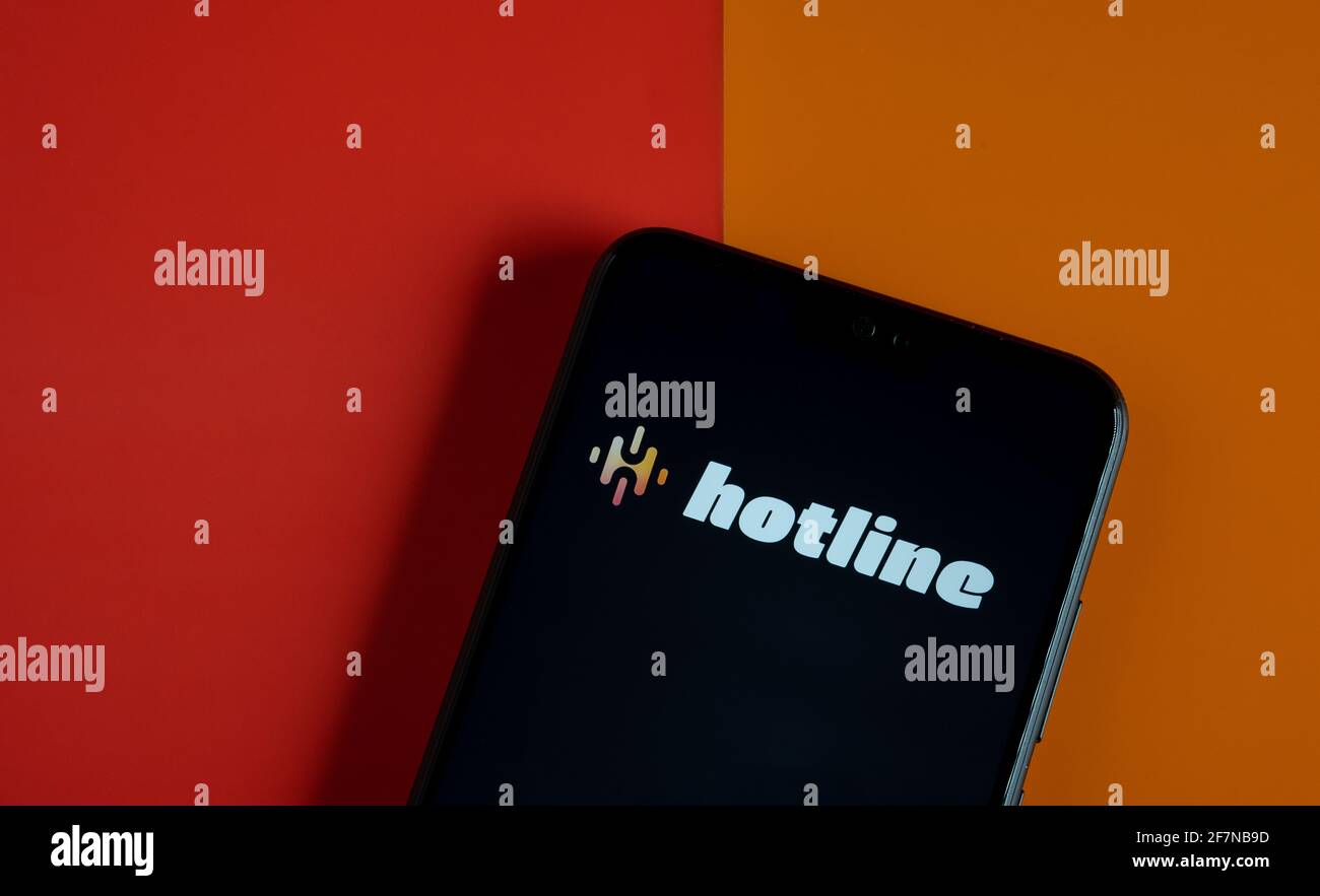 Logo dell'app hotline visualizzato sullo smartphone. La piattaforma hotline è una nuova versione della chat audio sviluppata da Facebook, concorrente della popolare app Clubhouse. Staf Foto Stock