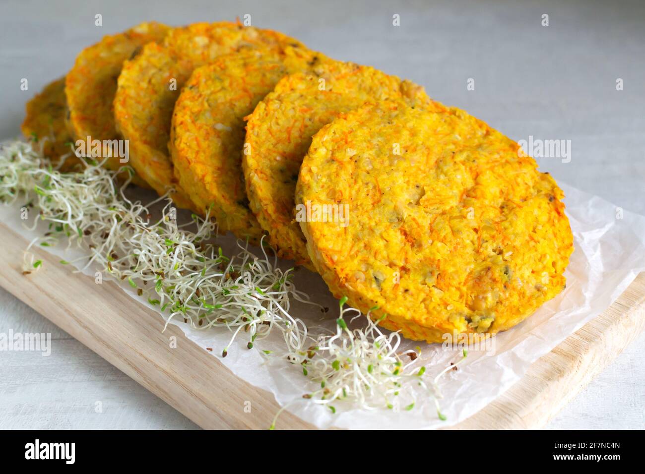Cotolette di ceci con il microgredi cotto nel forno. Contiene carote, cipolle, aglio. Concetto di cibo vegetariano. Orientamento orizzontale. Foto Stock