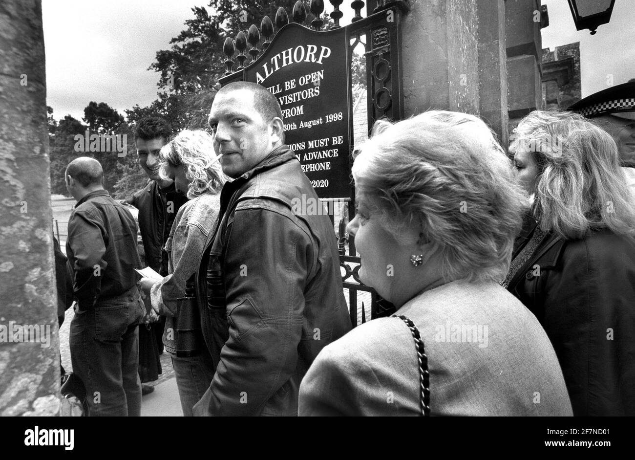 Membri della coda pubblica per entrare in Althorp House a. Visita la Princess Diana Memorial Exhibition il giorno di apertura Foto Stock
