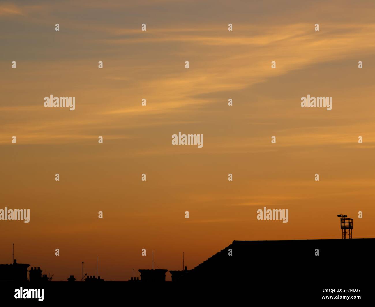 Il cielo fuori dalla finestra di una camera da letto in una serata di primavera mentre il sole si allontana oltre l'orizzonte Foto Stock