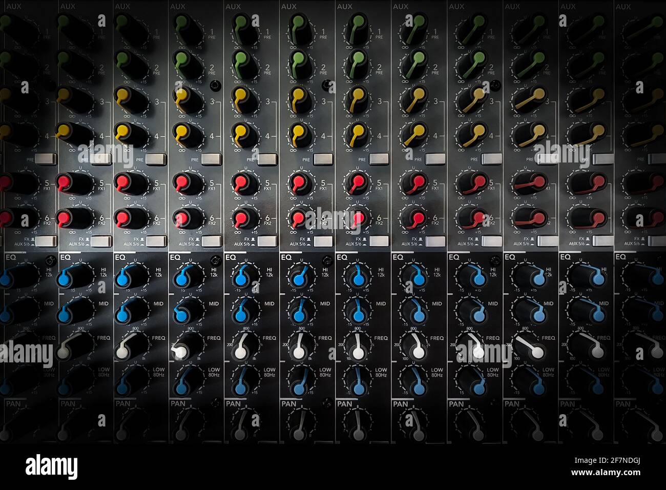 Pulsanti e quadranti di una scheda di mixaggio del suono. Foto Stock