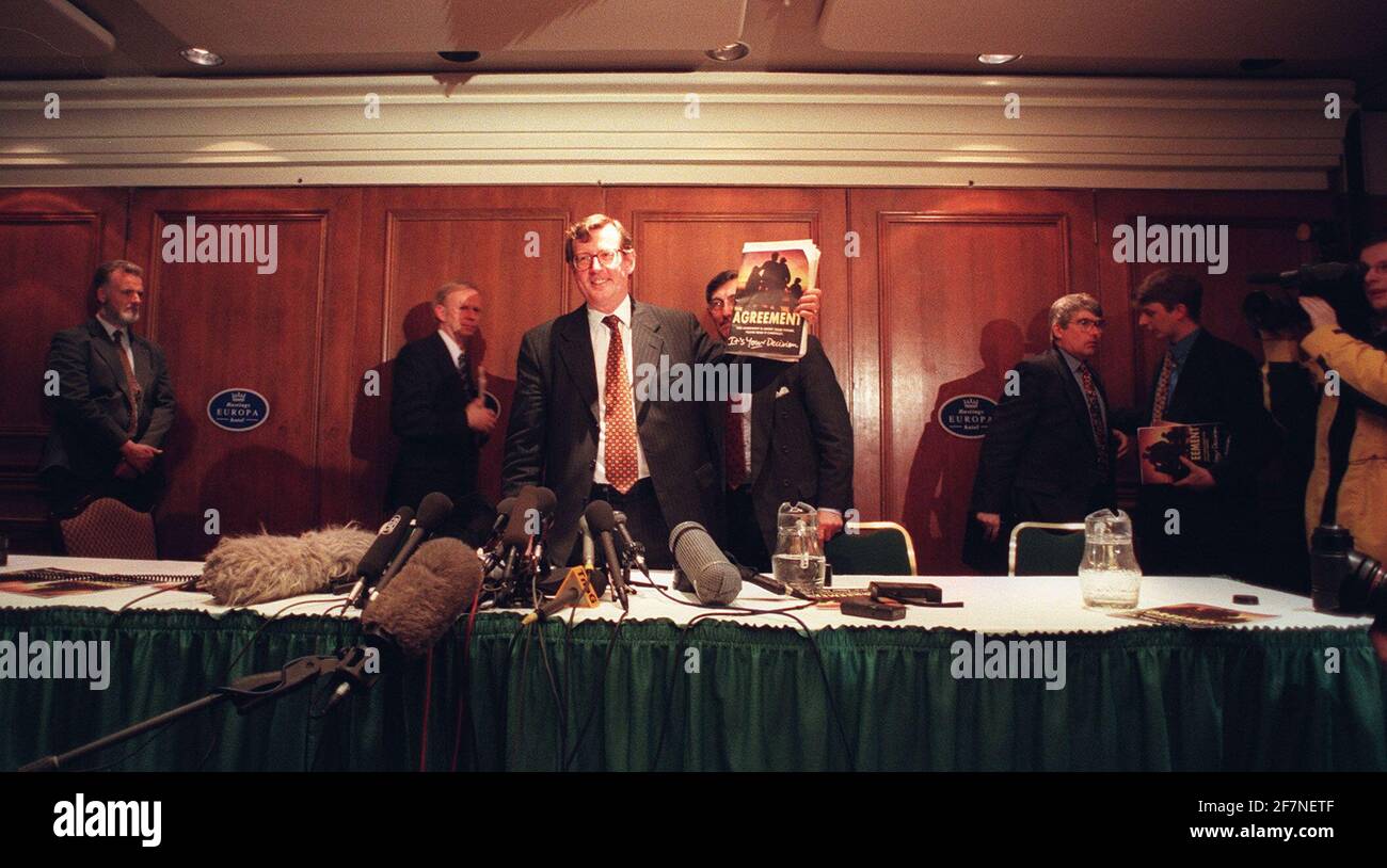 David Trimble leader dell'Ulster Unionist aprile 1998At Conferenza stampa all'Europa dopo la votazione del consiglio accettare l'accordo di pace Foto Stock