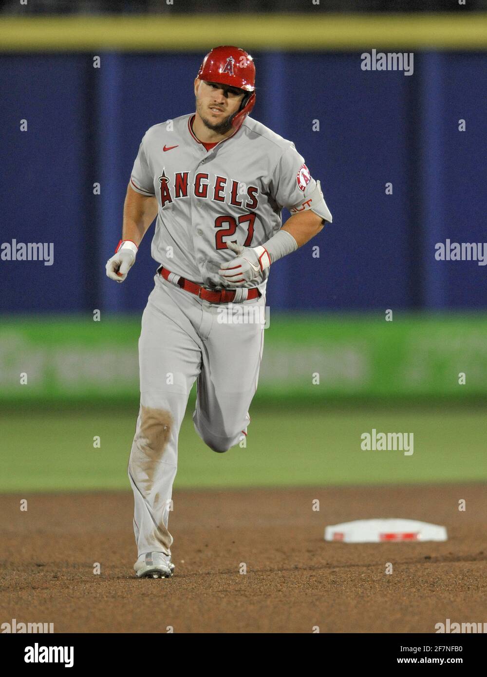 Dunedin, Stati Uniti. 8 aprile 2021. La trota Mike degli Angeli di Los Angeles gira intorno alla base dopo aver colpito una casa solista che si è staccata dal Ross di Toronto Blue Jays durante il quinto inning al TD Ballpark a Dunedin, Florida, giovedì 8 aprile 2021. Foto di Steven J. Nesius/UPI Credit: UPI/Alamy Live News Foto Stock