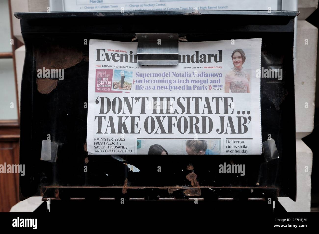 Il London Evening Standard si è agganciato ad un'edicola con il titolo, 'non esitate... prendete il jab Oxford', mentre le paure aumentano sopra il rischio della coagulazione del sangue Foto Stock