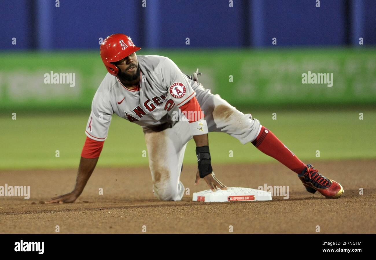 Dunedin, Stati Uniti. 8 aprile 2021. Il Dexter Fowler degli Angeli di Los Angeles ruba la seconda base durante il settimo assestamento contro i Toronto Blue Jays al TD Ballpark di Dunedin, Florida, giovedì 8 aprile 2021. Foto di Steven J. Nesius/UPI Credit: UPI/Alamy Live News Foto Stock