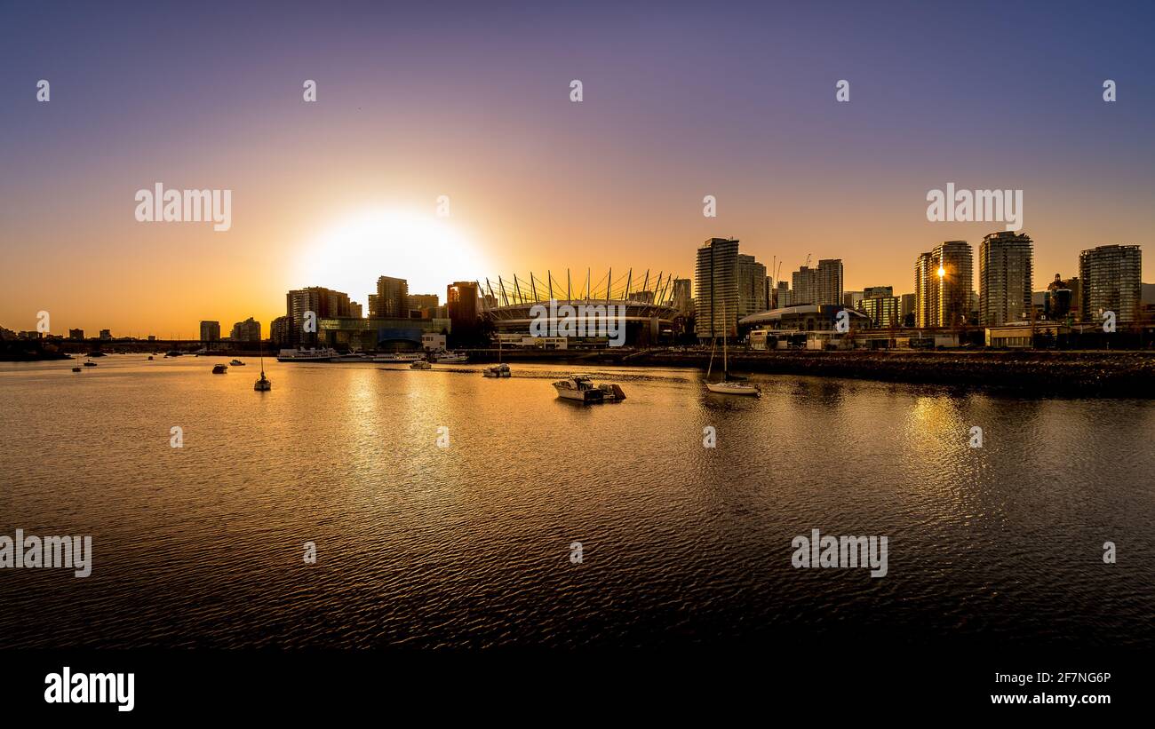 Tramonto sulla Vancouver Skyline presso la North Shore di False Creek, British Columbia, Canada Foto Stock