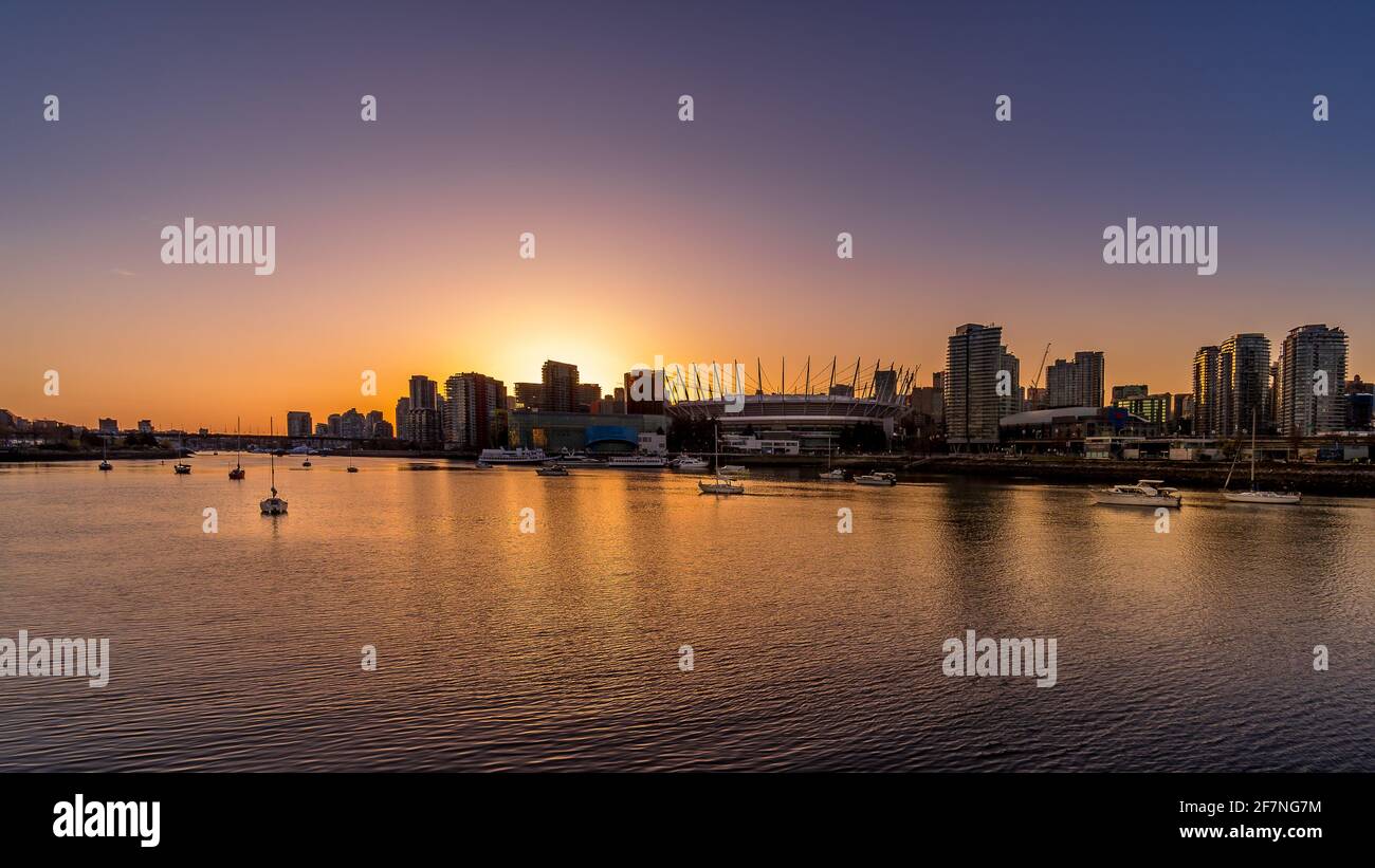 Tramonto sulla Vancouver Skyline presso la North Shore di False Creek, British Columbia, Canada Foto Stock