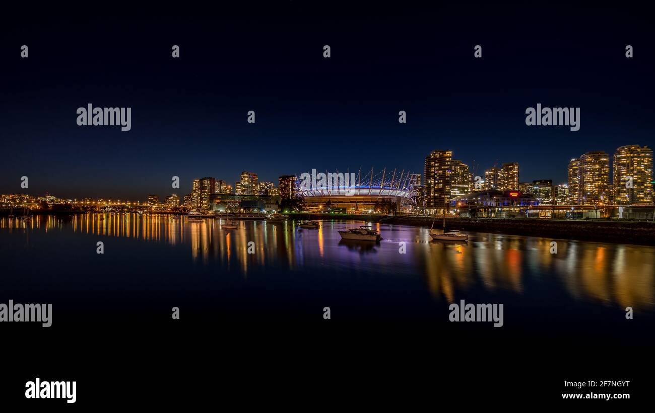 Vancouver Skyline di notte con il BC Place Stadium illuminato di notte presso la North Shore di False Creek Inlet, British Columbia, Canada Foto Stock