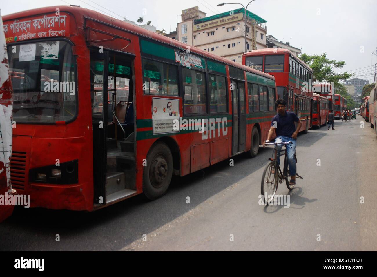 Dhaka, Bangladesh. 8 aprile 2021. La seconda fase di blocco è in corso in tutta la città. Autobus, treni, lanci sono tutti chiusi. Alcune auto funzionano solo per il traffico interno. Negozi, istituzioni educative, commercio e commercio sono tutti chiusi. (Foto di Jubair Ahmed Arnob/Pacific Press) Credit: Pacific Press Media Production Corp./Alamy Live News Foto Stock