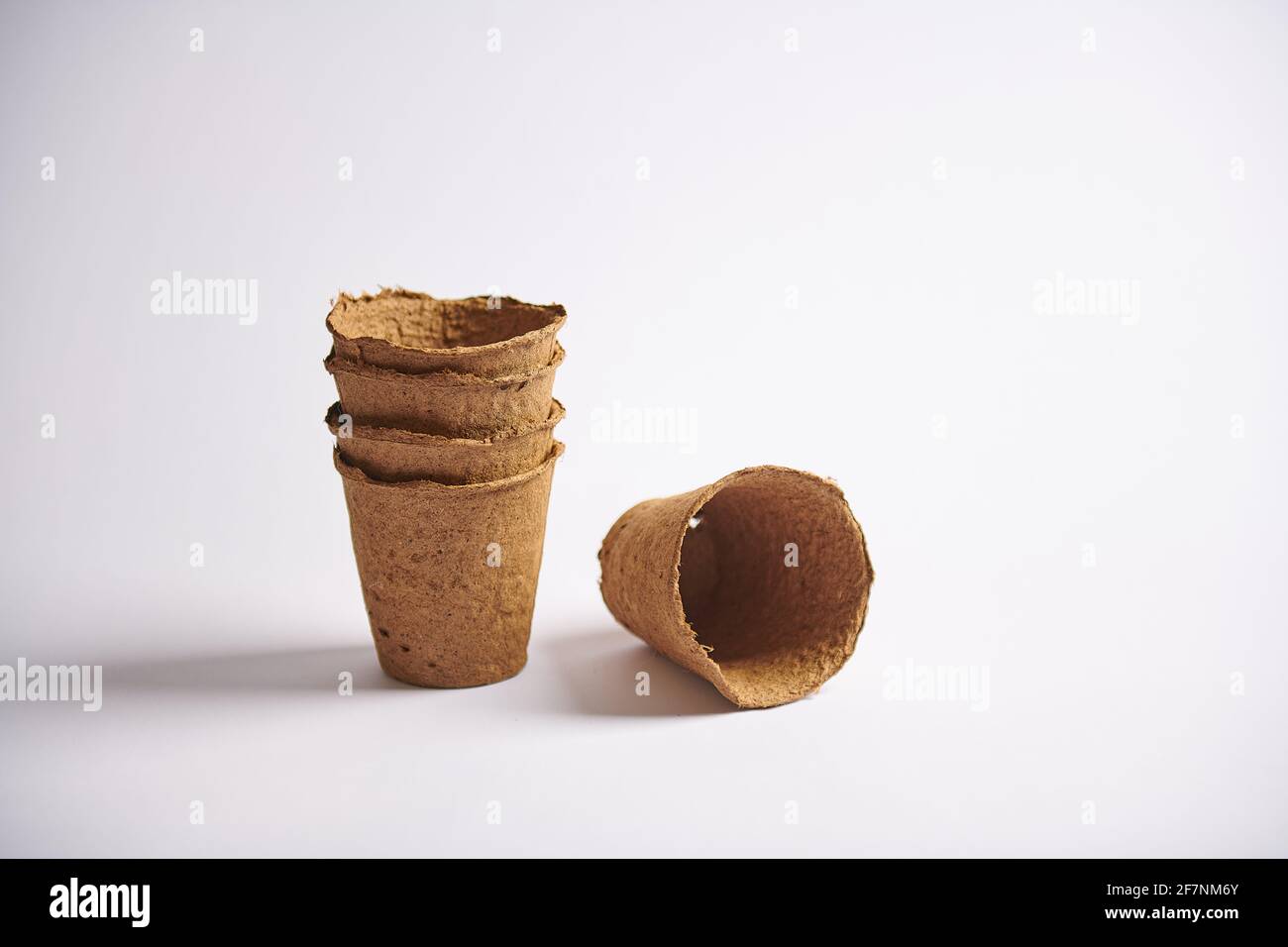 pentole rotonde di torba per piantare e piantare semi Foto Stock