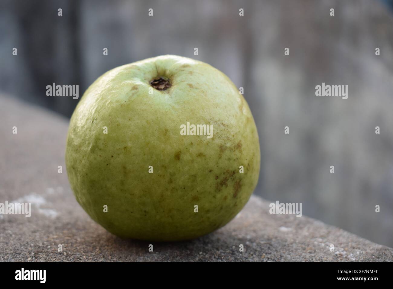 Guava fresca (frutta tropicale) isolato su uno sfondo naturale Foto Stock