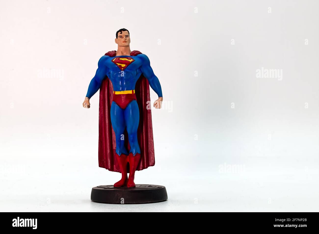 Superman action figure isolato su sfondo bianco. Supereroi Comic libri di DC. Spazio vuoto per il testo. Foto Stock
