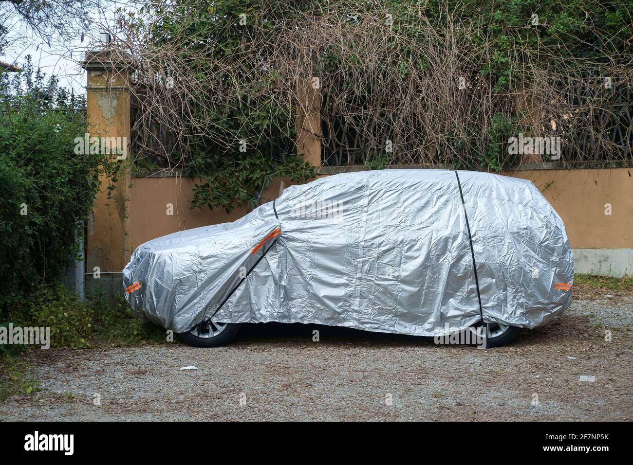 Auto coperta in un parcheggio Foto stock - Alamy