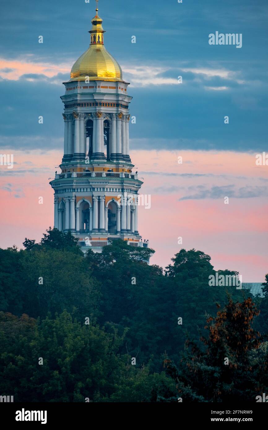 Guglia di Vvedensky Chiesa a Dawn che si erge sopra gli alberi. Foto Stock