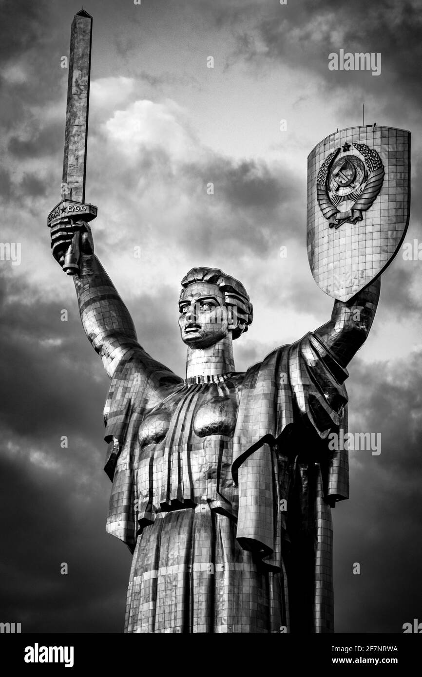 Drammatico film in stile noir della statua di Motherland in Kyiv a Dawn Foto Stock