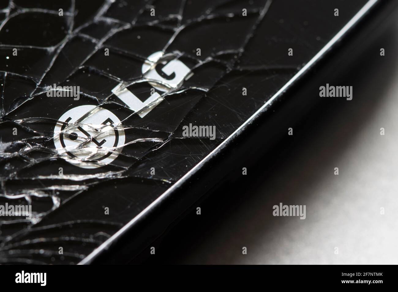 Il logo LG viene visualizzato su uno smartphone rotto l'8 aprile 2021. LG Electronics ha confermato la sua inconda uscita dal competitivo settore smartphone. Foto Stock
