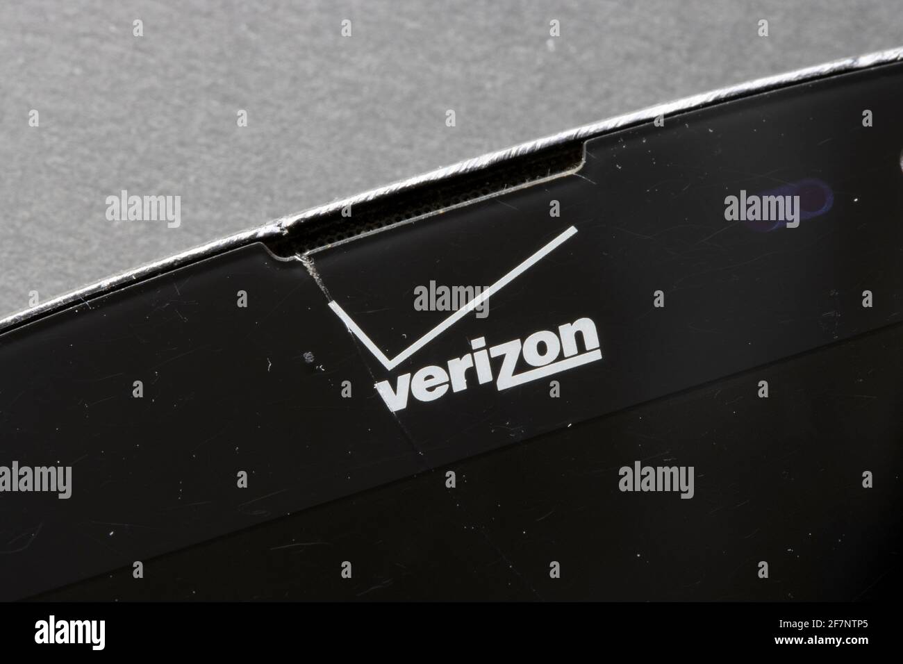 Il logo Verizon viene visualizzato su uno smartphone Verizon Prepaid rotto l'8 aprile 2021. Verizon Wireless è una società di telecomunicazioni americana. Foto Stock