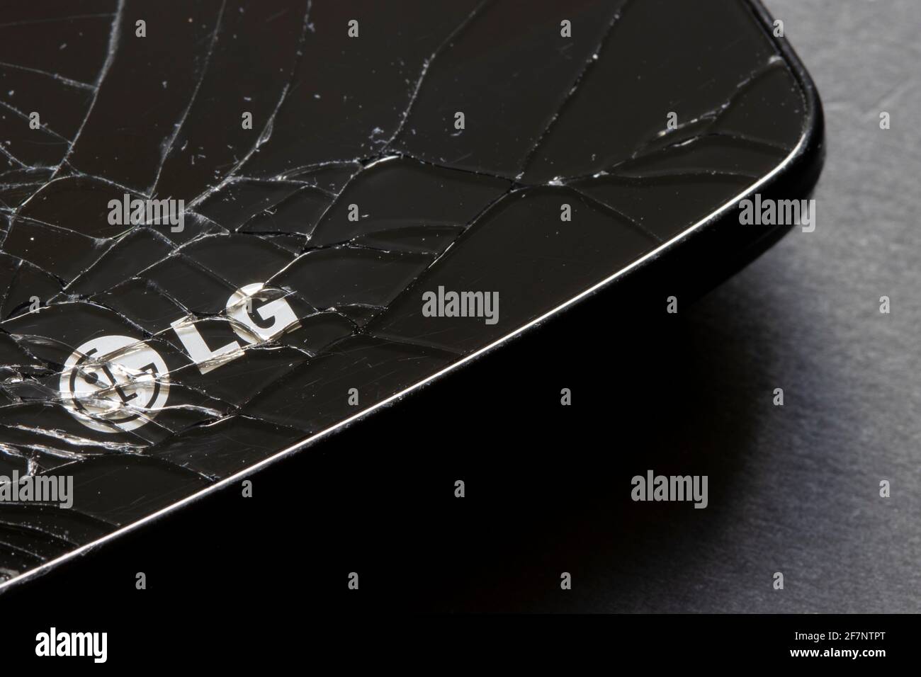 Il logo LG viene visualizzato su uno smartphone rotto l'8 aprile 2021. LG Electronics ha confermato la sua inconda uscita dal competitivo settore smartphone. Foto Stock