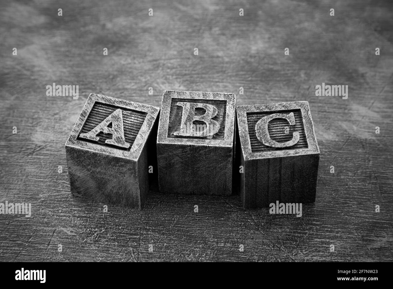 Blocchi alfabetici vintage in legno su sfondo di legno scuro Foto Stock