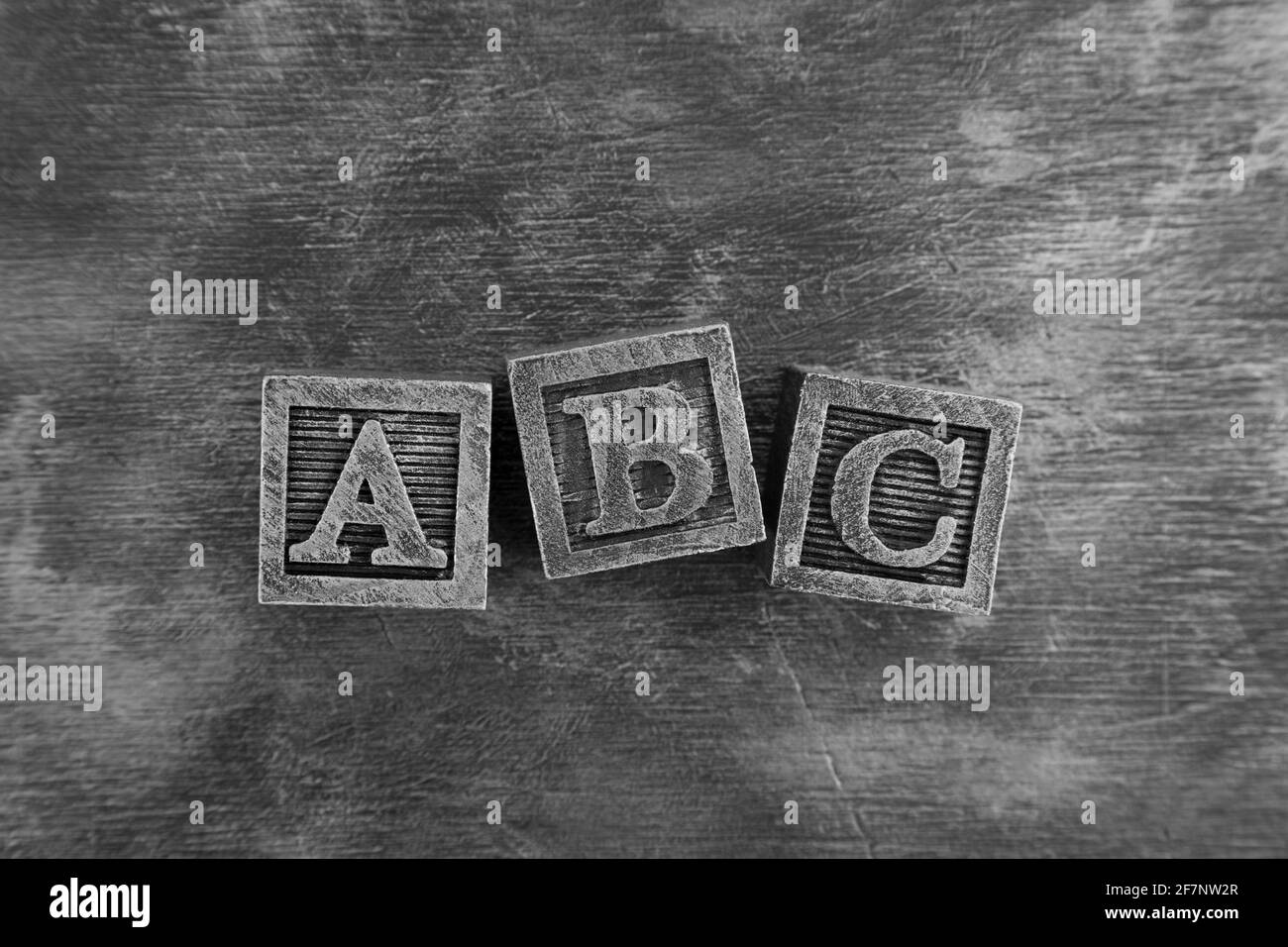 Blocchi alfabetici vintage in legno su sfondo di legno scuro Foto Stock