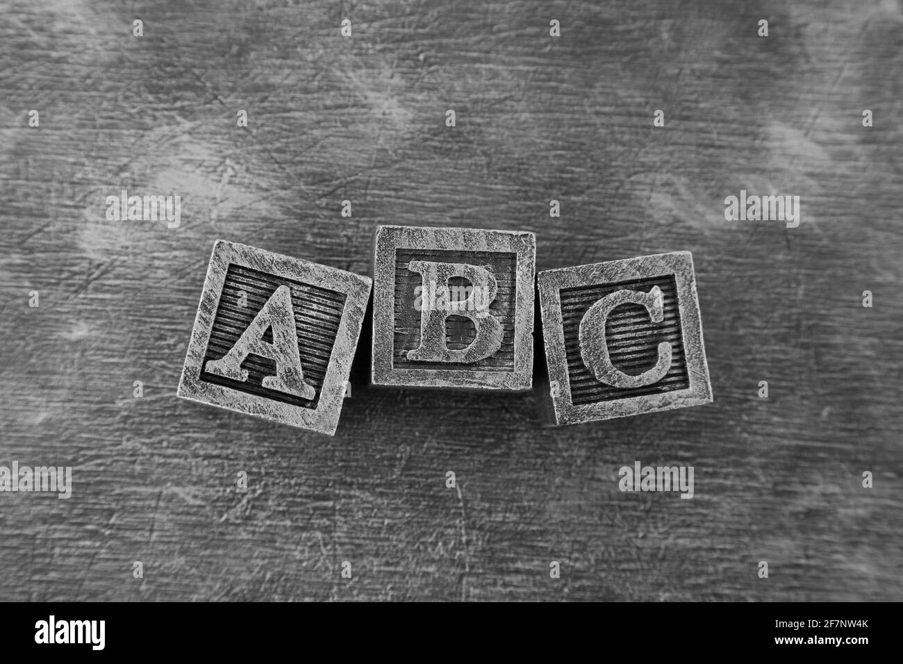 Blocchi alfabetici vintage in legno su sfondo di legno scuro Foto Stock