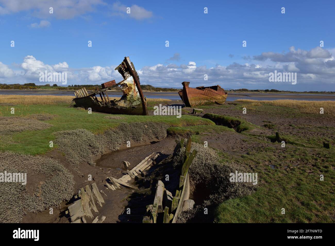 Relitto situato sulle pianure di fango del fiume Wyre, Fleetwood. Un ricordo della fiorente industria della pesca cittadina, che viene lentamente recuperato dal fango. Foto Stock
