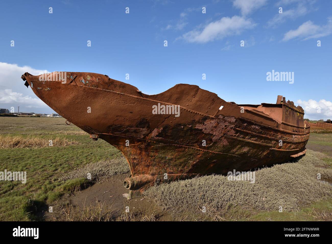 Relitto situato sulle pianure di fango del fiume Wyre, Fleetwood. Un ricordo della fiorente industria della pesca cittadina, che viene lentamente recuperato dal fango. Foto Stock