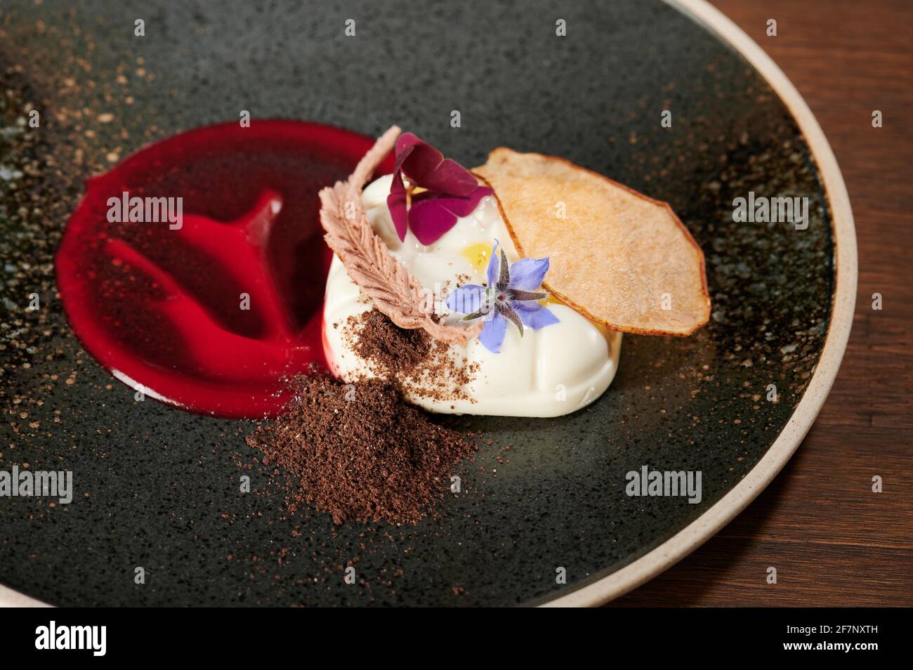 Panna cotta dessert italiano primo piano vista su nero grugnoso piastra Foto Stock