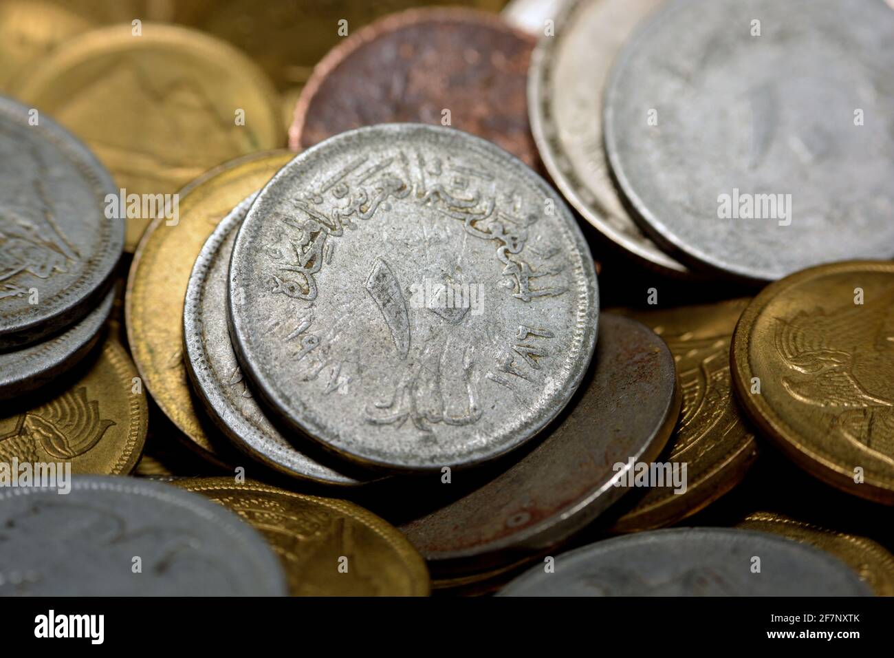 Collezione di vecchie monete egiziane sfondo Foto Stock