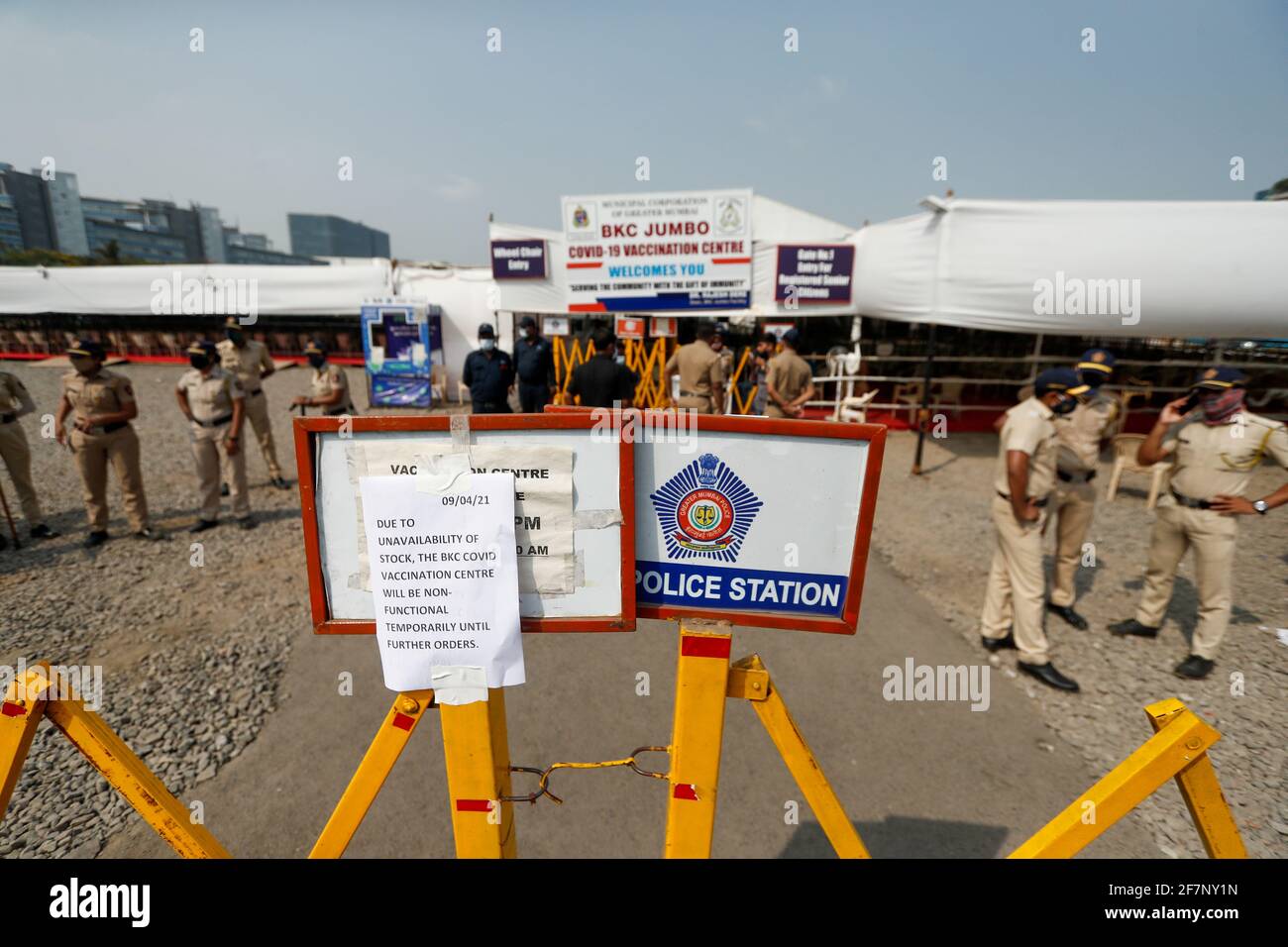 Un avviso sulla carenza di vaccini contro la malattia del coronavirus (COVID-19) è stato osservato in un centro di vaccinazione, a Mumbai, India, 9 aprile 2021. REUTERS/Francis Mascarenhas Foto Stock
