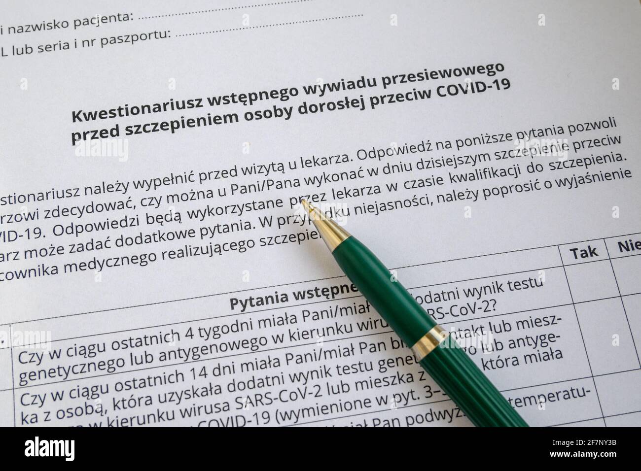 Gdansk, Polonia - 9 aprile 2021: Questionario sanitario polacco per la vaccinazione Covid-19 Foto Stock