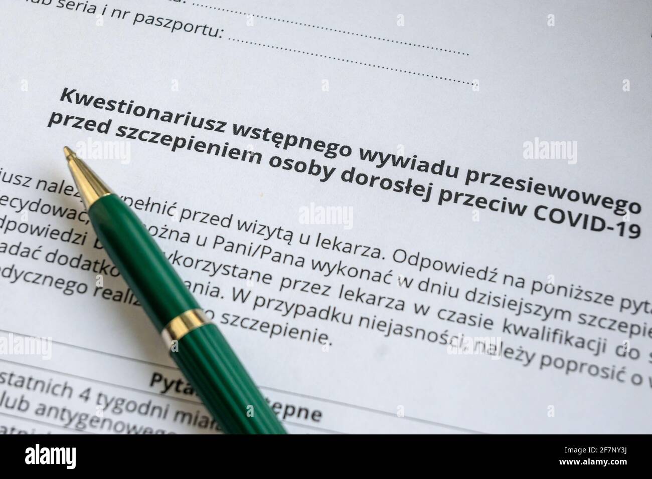 Gdansk, Polonia - 9 aprile 2021: Questionario sanitario polacco per la vaccinazione Covid-19 Foto Stock