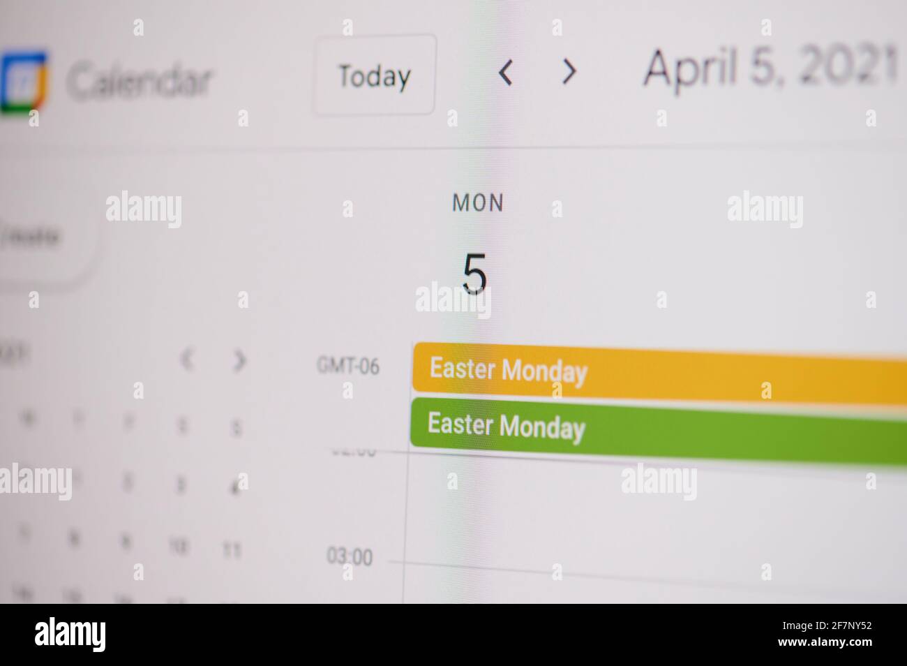 New york, USA - 17 febbraio 2021: Lunedì di Pasqua 5 aprile su google calendario su schermo del portatile vista ravvicinata. Foto Stock