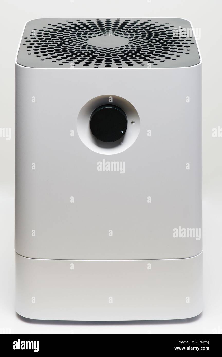 Sistema di climatizzazione con purificatore bianco isolato. Filtro aria domestico Foto Stock
