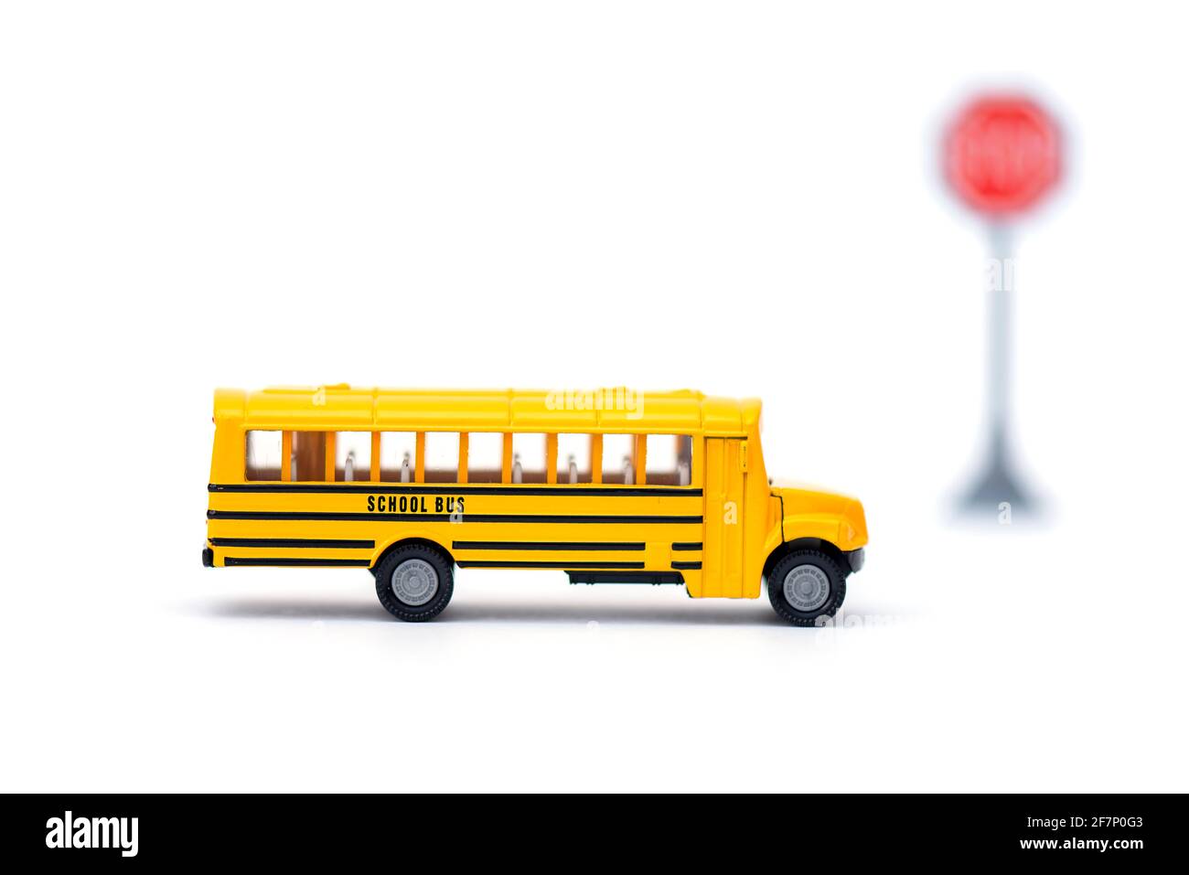 BERLINO - Apr 08: Autobus scolastico giallo, autobus scolastico USA, modello giocattolo in plastica a Berlino, aprile 08. 2021 in Germania Foto Stock
