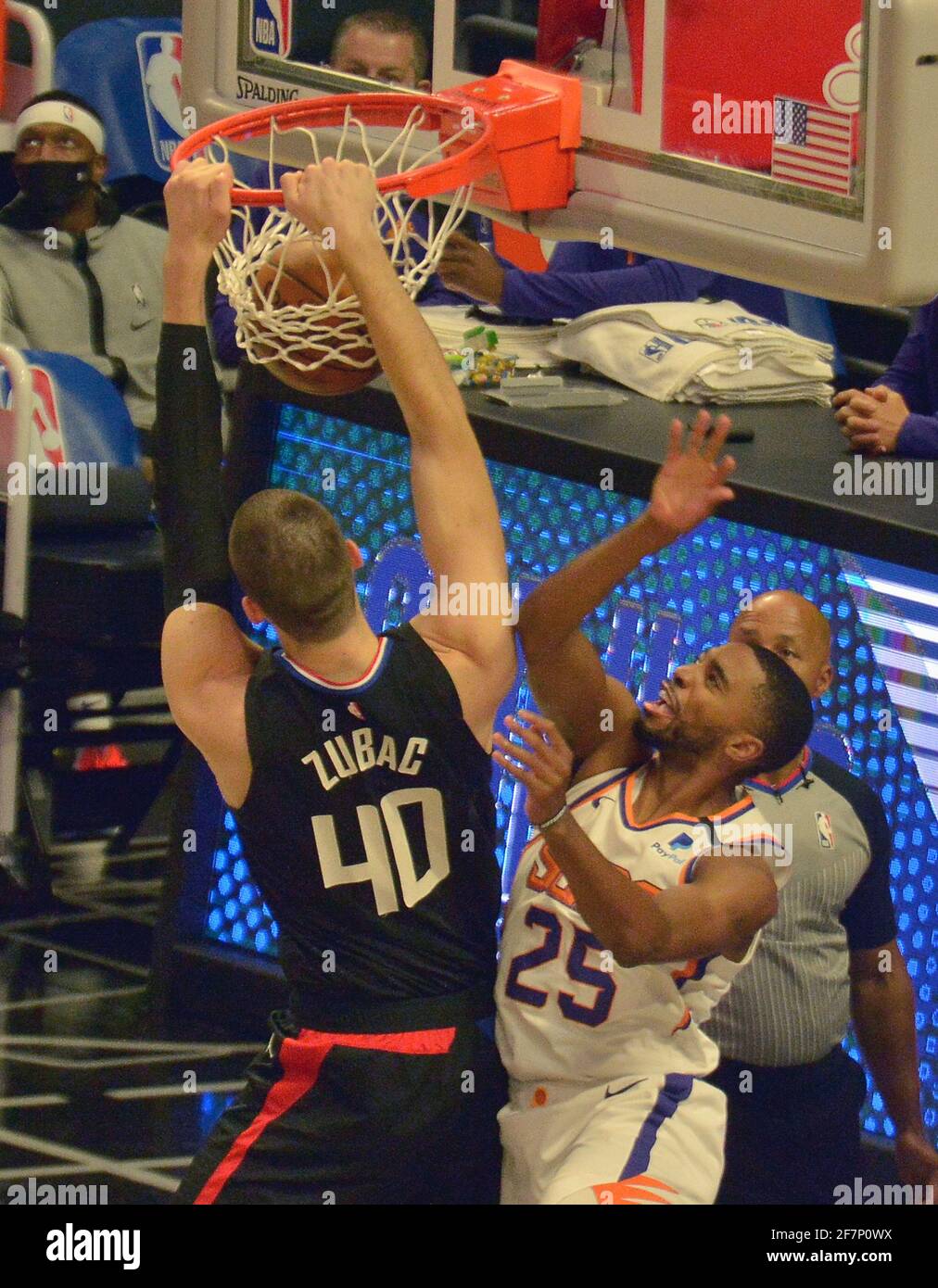 Los Angeles, Stati Uniti. 8 aprile 2021. Il centro dei Clippers di Los Angeles Ivica Zubac si confettura sui Phoenix Suns. Forward Mikal Bridges durante la prima metà allo Staples Center di Los Angeles giovedì 8 aprile 2021. I Clippers sconfissero i Suns 113-103. Foto di Jim Ruymen/UPI Credit: UPI/Alamy Live News Foto Stock